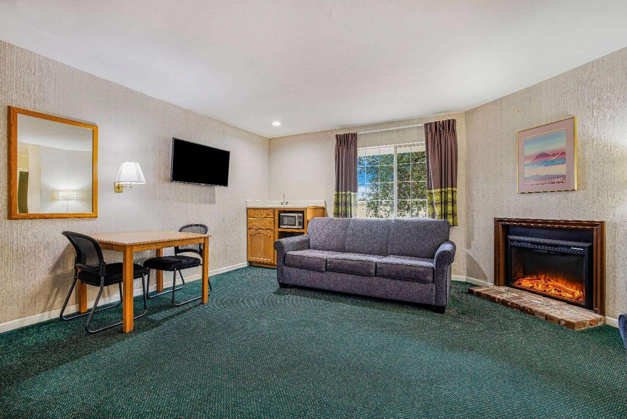 ซูเปอร์ 8 บาย วินด์แฮม ออเบิร์น Hotel ภายนอก รูปภาพ